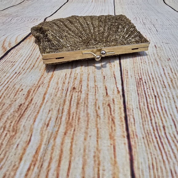 Vintage Beaded Gold Shell Clutch - Picture 4 of 8